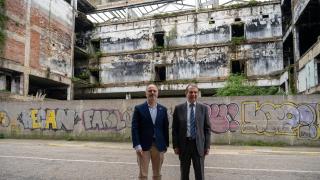 David Regades y Abel Caballero, frente al antiguo edificio de Frigoríficos Berbés