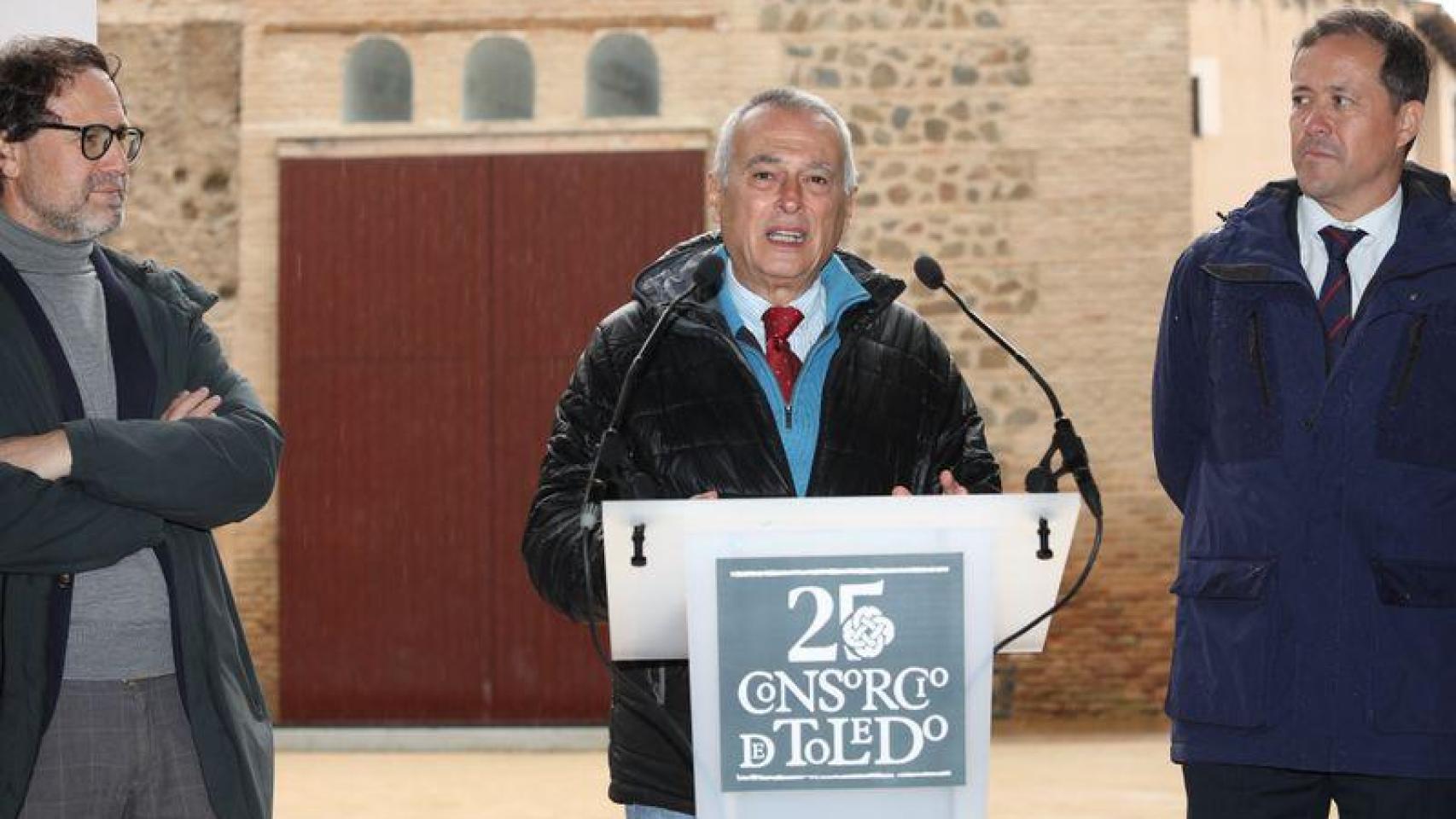 José Manuel Molina, en el centro, junto a Carlos Velázquez (d) y Jesús Corroto (i).