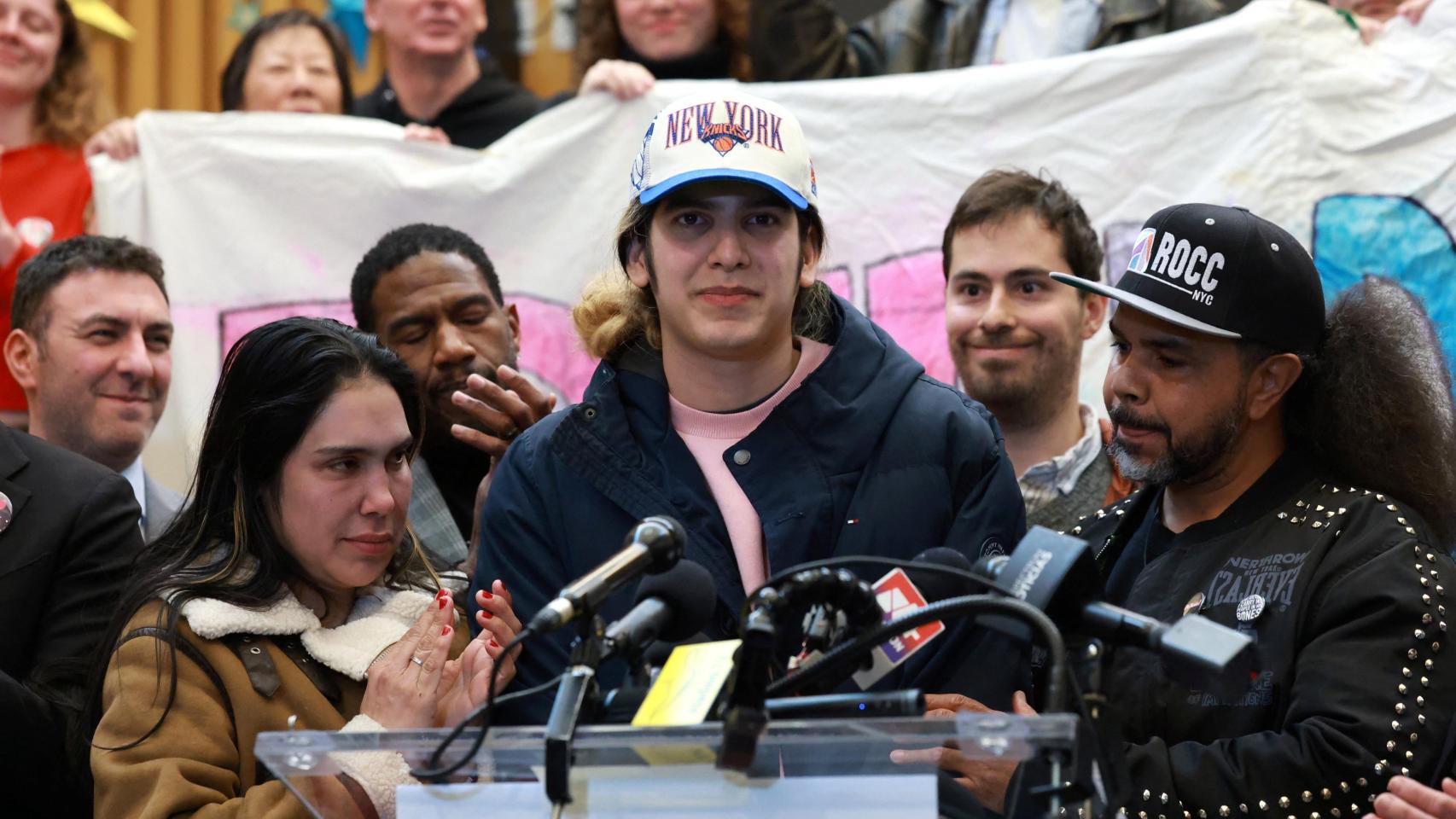 Dylan Contreras rodeado de familiares y activistas.