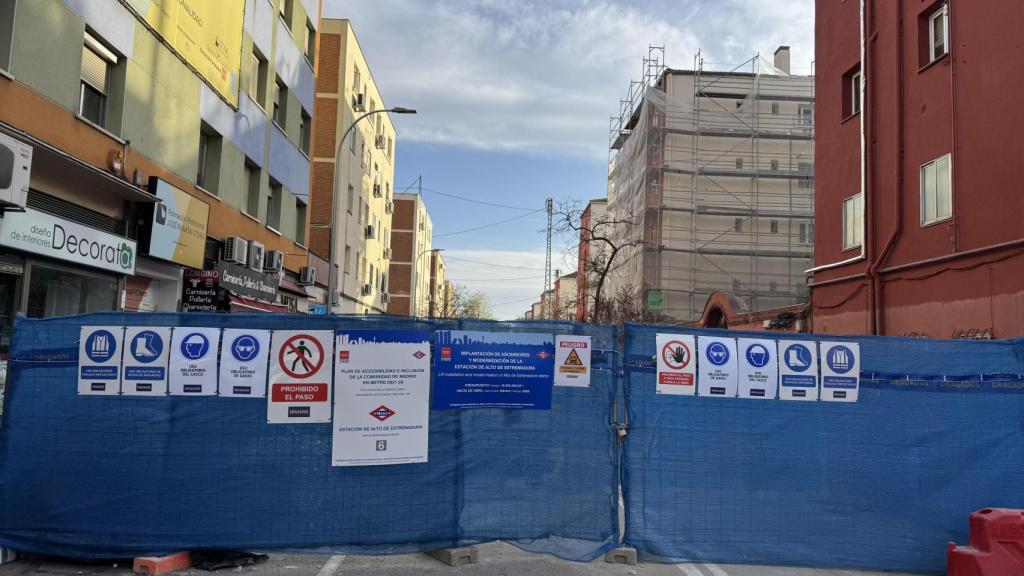 Vallas de las obras de la línea 6 de Metro en Alto de Extremadura.