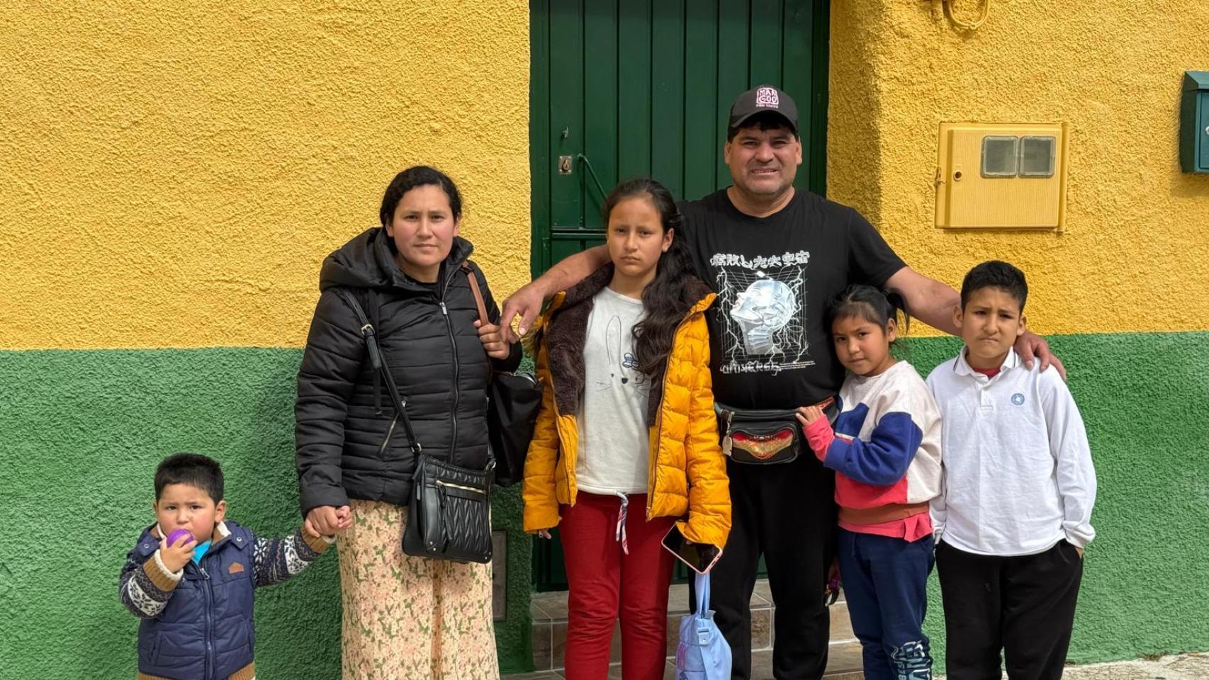 Eveling y su familia en su nueva hogar en Alcañizo (Toledo).