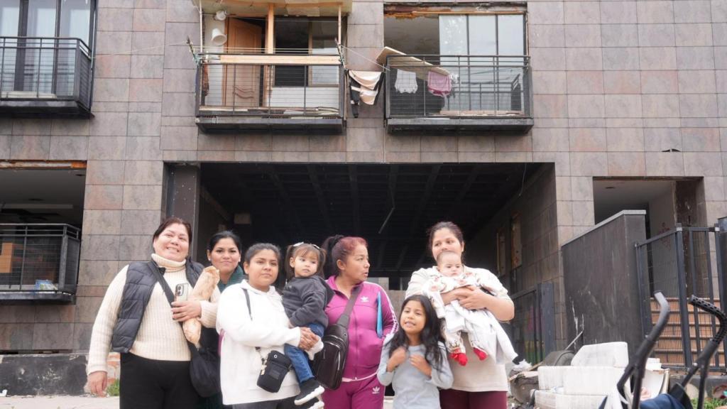Varias de las familias que ha realojado la Fundación Madrina en el hotel okupa Lola Flores.