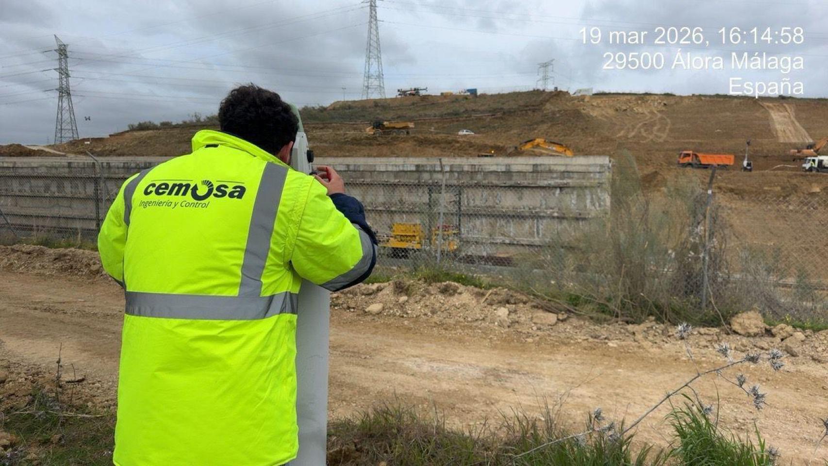 Trabajos de reparación del talud del AVE de Málaga.
