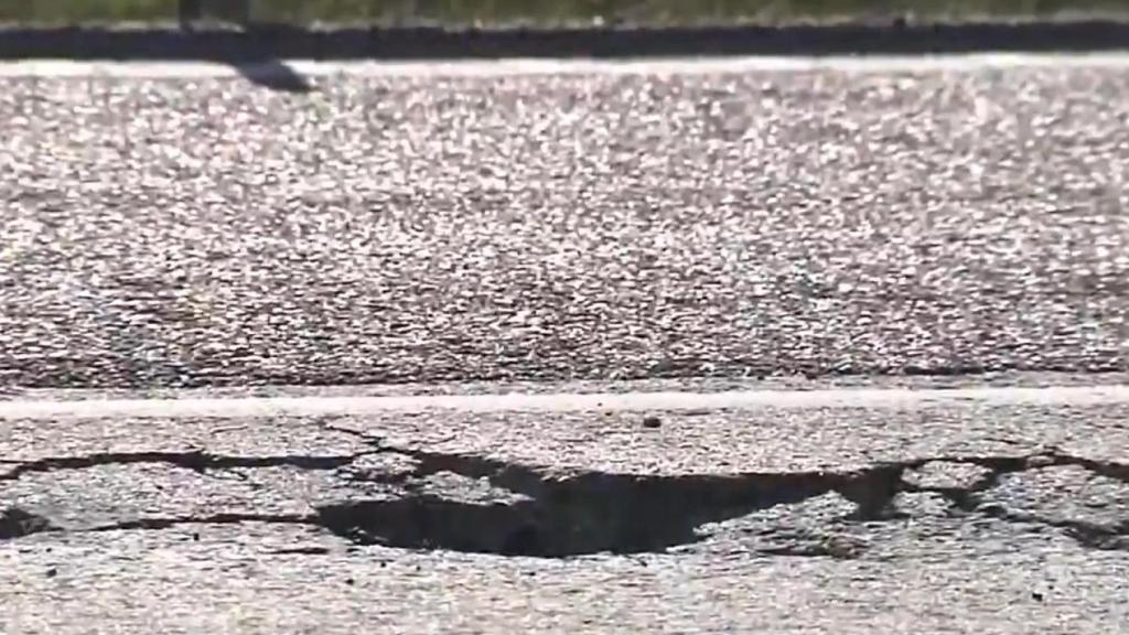 Un bache en la A-4 de Jaén, una de las más afectadas de España por el deterioro del firme.