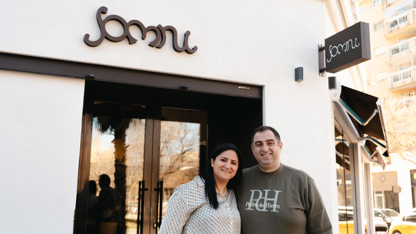 Hiba Malek y Nazir Hanna, en la puerta de Somni.