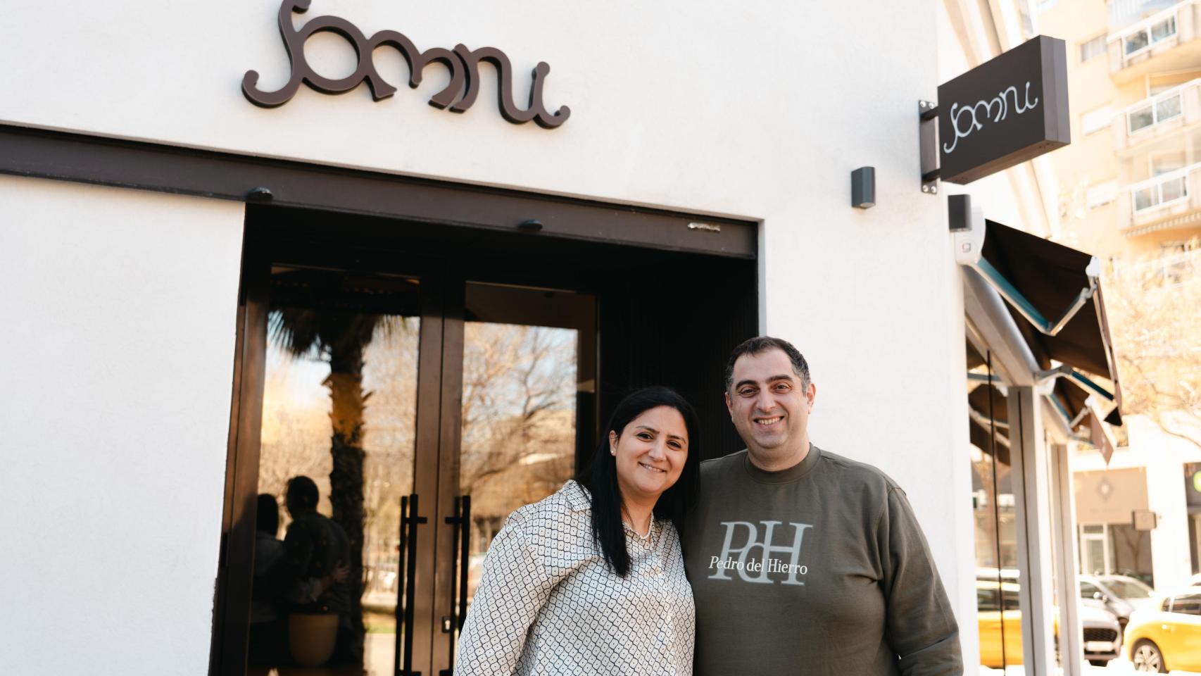 Hiba Malek y Nazir Hanna, en la puerta de Somni.