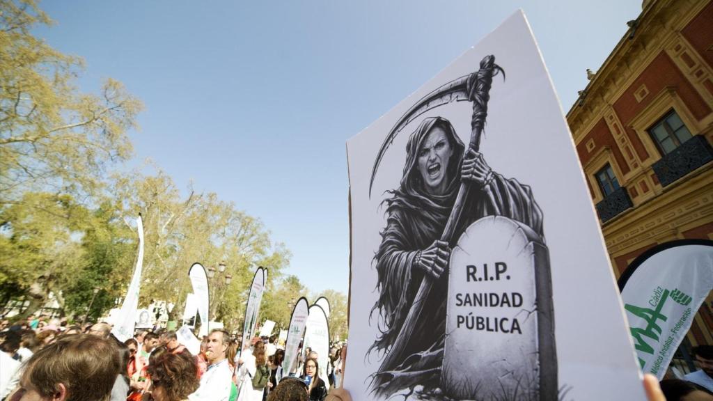 Manifestación en Sevilla, del pasado miércoles 18, en rechazo del Estatuto Marco pactado por Sanidad y los sindicatos.