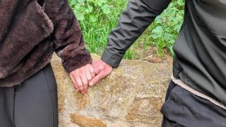 Los padres del menor, dándose la mano.