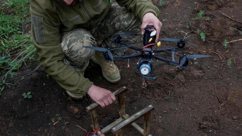 Un soldado ucraniano manipula un dron.