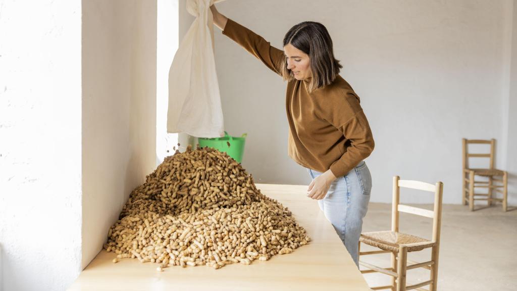 Ana Climent con los cacahuetes de su marca.