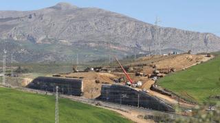 Imagen de los trabajos de reparación del talud del AVE en Álora.