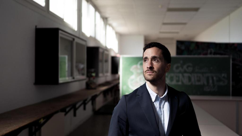Javier Martín en un aula del Colegio Villa de Griñón