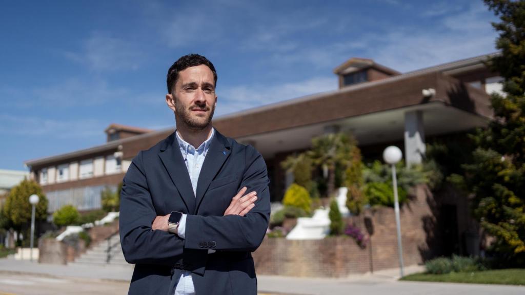 Javier Martín junto a la fachada del Colegio Villa de Griñón