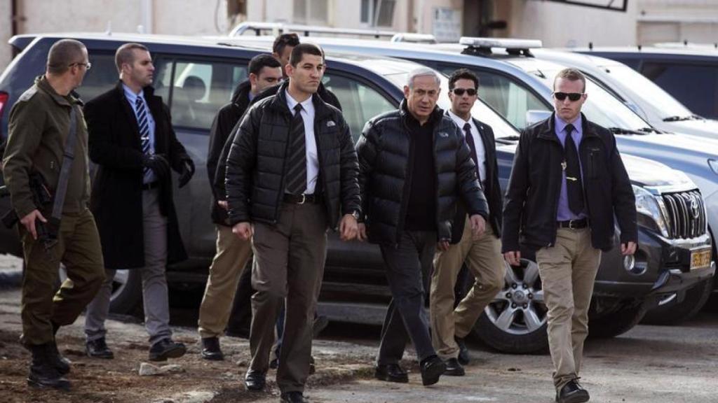 Benjamin Netanyahu, protegido por sus guardaespaldas.