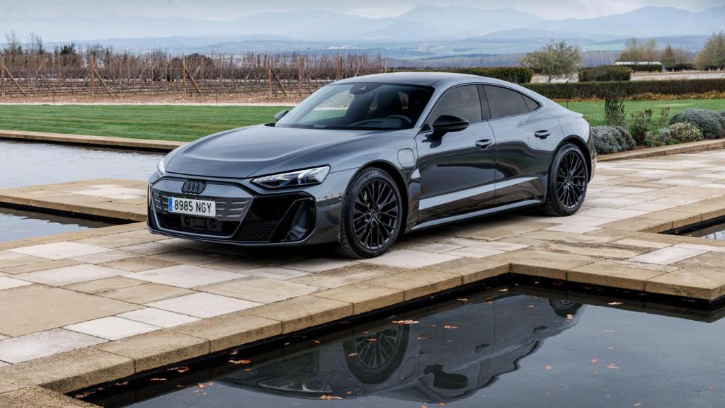 Vista tres cuartos delantera del Audi e-tron GT quattro.