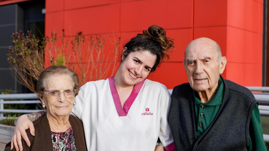 Inés, nieta de Pepe y Rosa y biznieta de Donato, junto a sus abuelos en la residencia Vitalia donde ella trabaja y ellos viven.