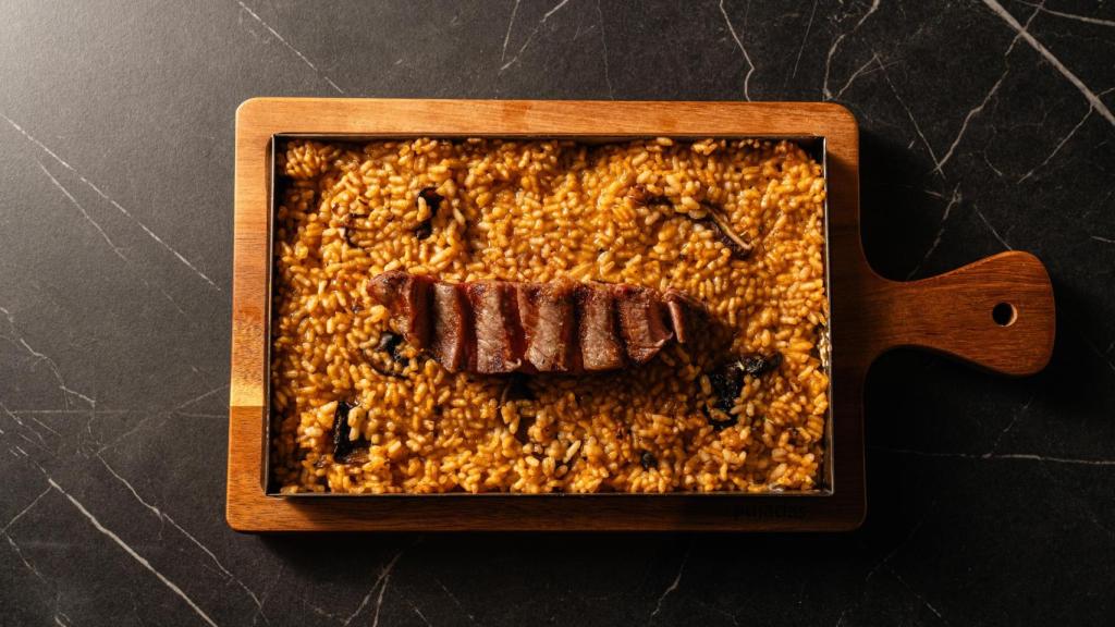 Arroz en llanda de secreto ibérico y boletus.