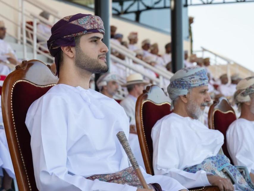 Sayyid Bilarab bin Haitham junto a su padre, el sultán.