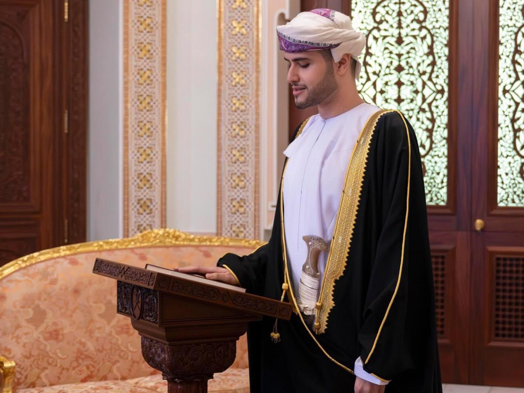 El segundo hijo del sultán de Omán, Bilarab bin Haitham, haciendo un juramento en el Palacio de Al-Baraka.