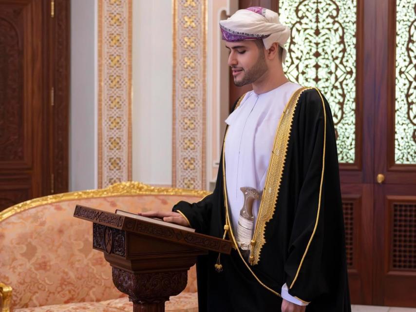 El segundo hijo del sultán de Omán, Bilarab bin Haitham, haciendo un juramento en el Palacio de Al-Baraka.