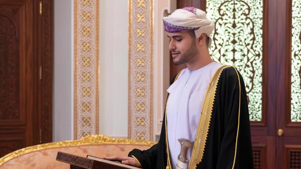 El segundo hijo del sultán de Omán, Bilarab bin Haitham, haciendo un juramento en el Palacio de Al-Baraka.