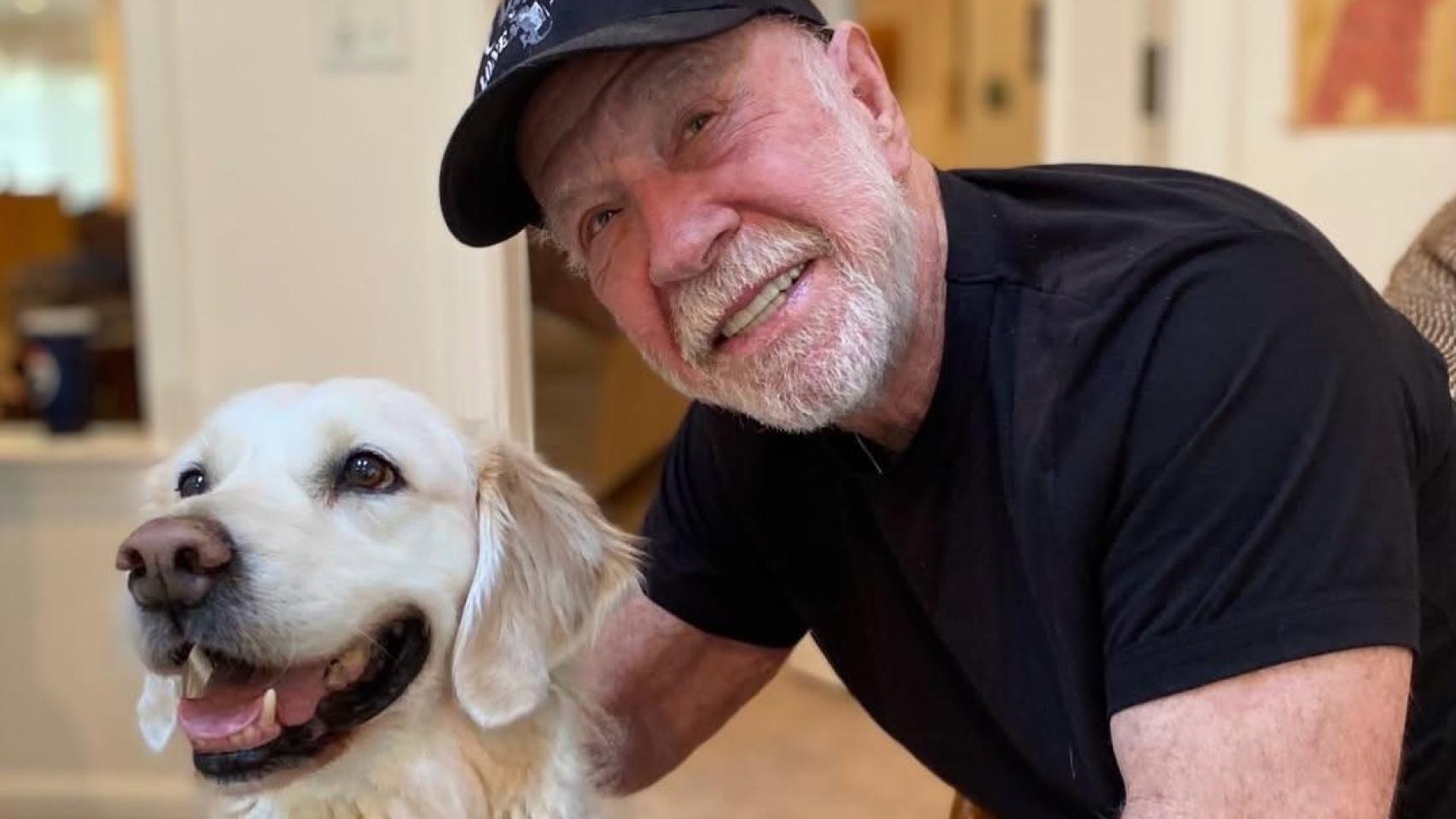 Chuck Norris con uno de sus golden retriever.