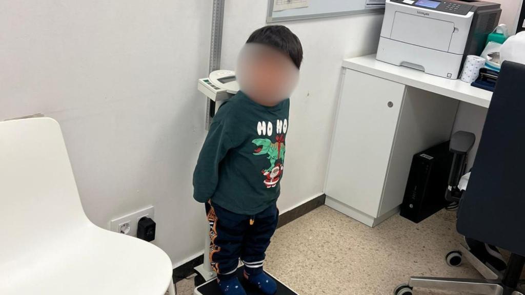 Antoñito siendo atendido en un hospital de Barcelona.