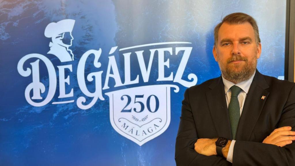 Daniel Ureña con el cartel de los actos de homenaje a Bernardo de Gálvez.