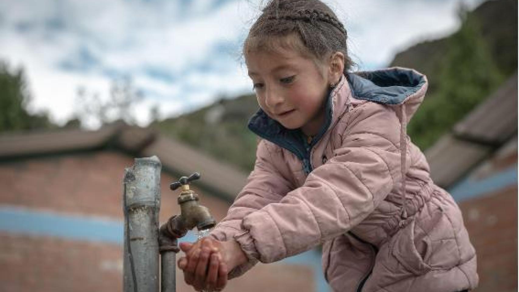 En la actualidad, alrededor de 1.800 millones de personas carecen de agua potable en sus hogares.