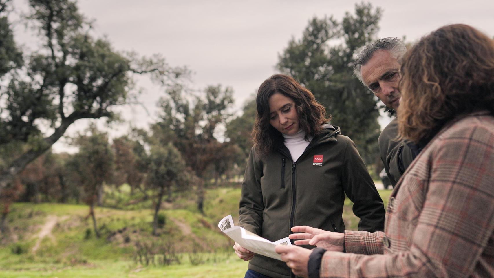 Isabel Díaz Ayuso y Carlos Novillo este miércoles en los trabajos de recuperación en los terrenos del Monte de Utilidad Pública de Viñuelas.