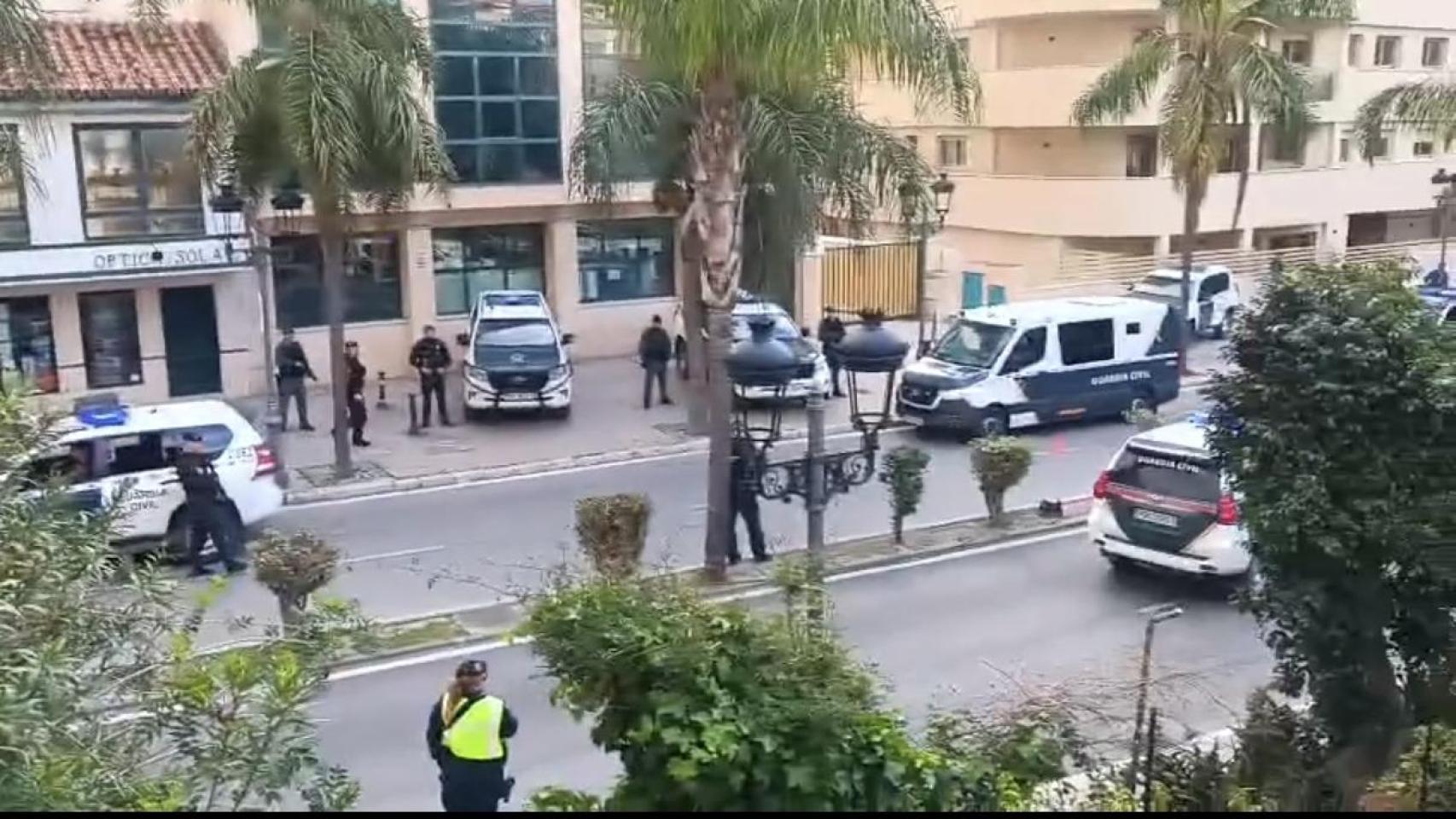 El gran despliegue policial en el juzgado de Torremolinos.