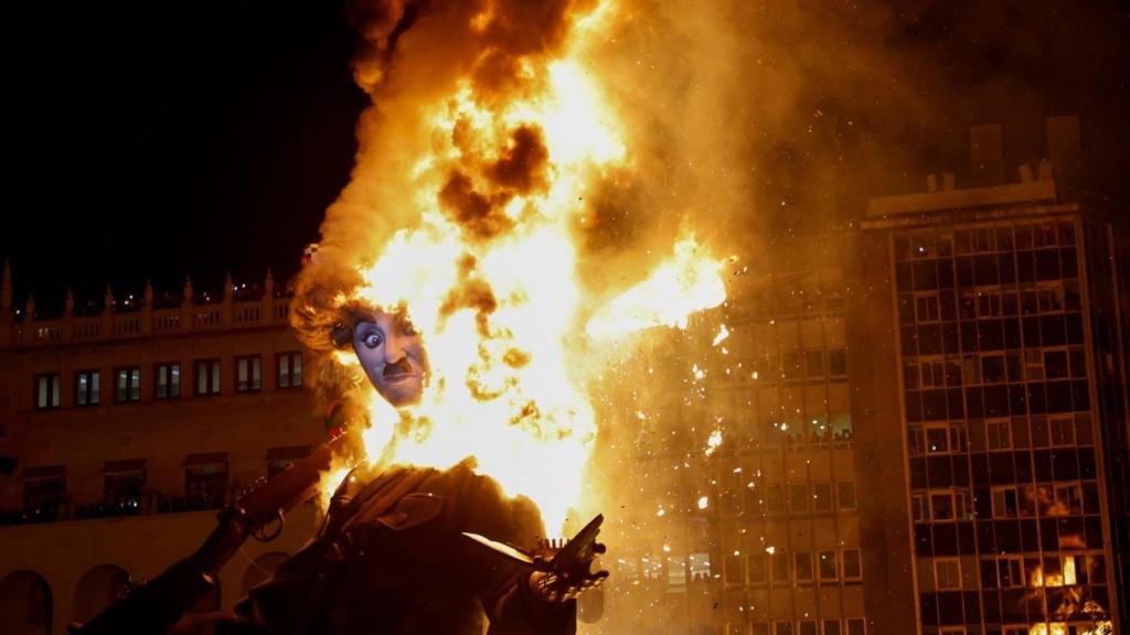 Las llamas consumen el Charlot de 'Hope', la Falla oficial de 2026.