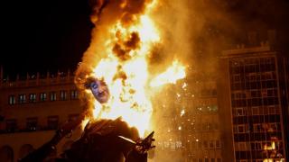 Las llamas consumen el Charlot de 'Hope', la Falla oficial de 2026.