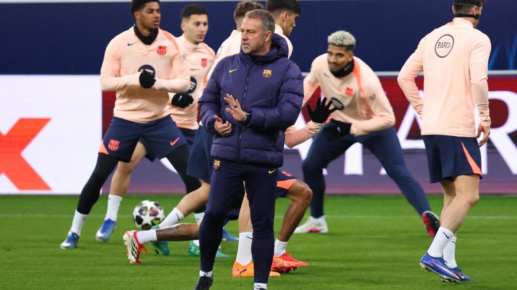 Hansi Flick dirige el entrenamiento del Barça de cara al partido contra el Newcastle.