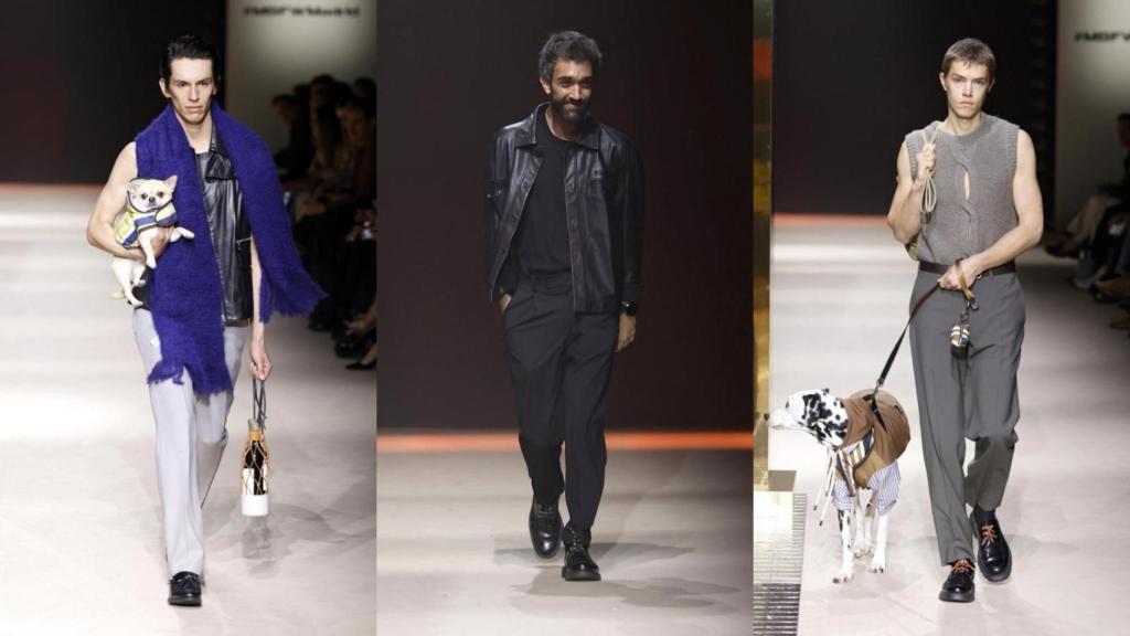 Dos modelos desfilando con los perros y Pablo Erroz, el diseñador, en el medio.