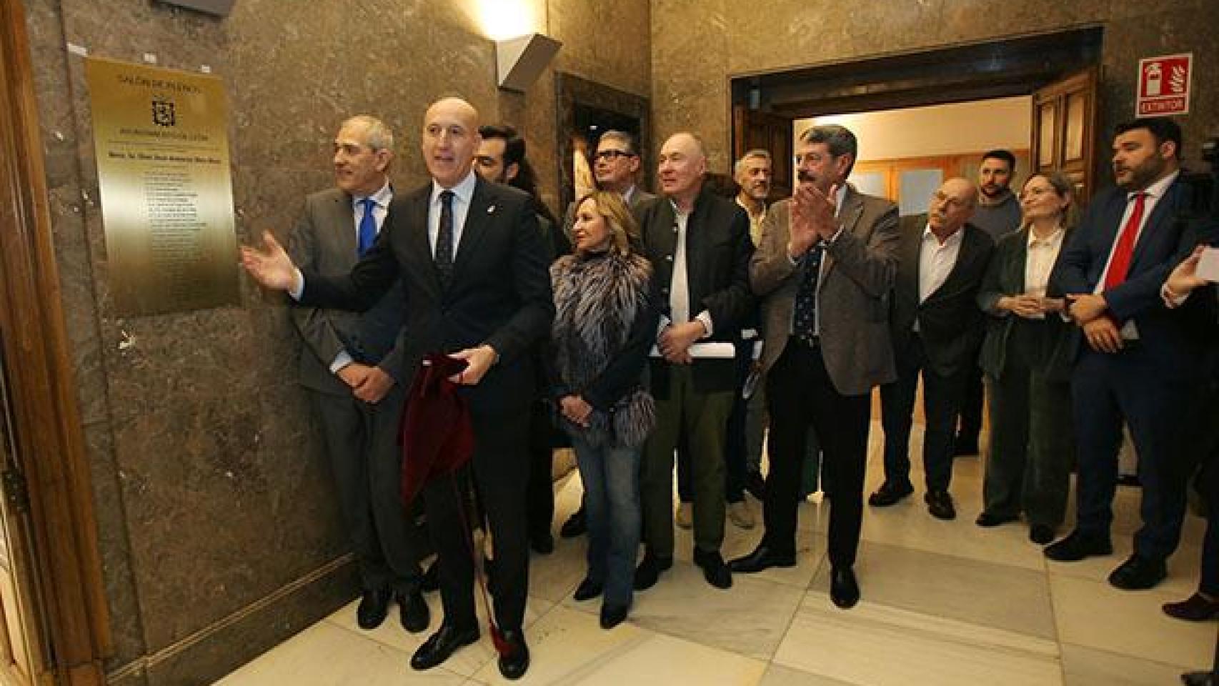 José Antonio Diez, acompañado de todos los miembros de la Corporación Municipal, descubren la placa del nuevo Salón de Plenos tras su reforma integral