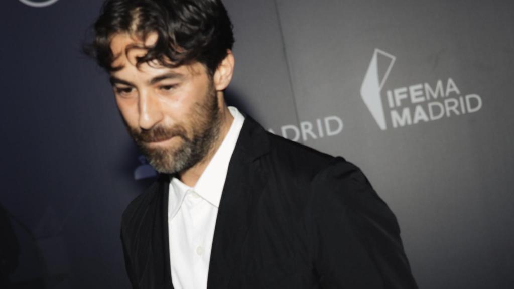 Juan Vidal, con el premio a diseñador nacional de la MBFWM.