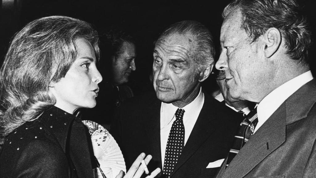 Carmen Díez de Rivera talks to two foreign correspondents. Photo: Courtesy of the family