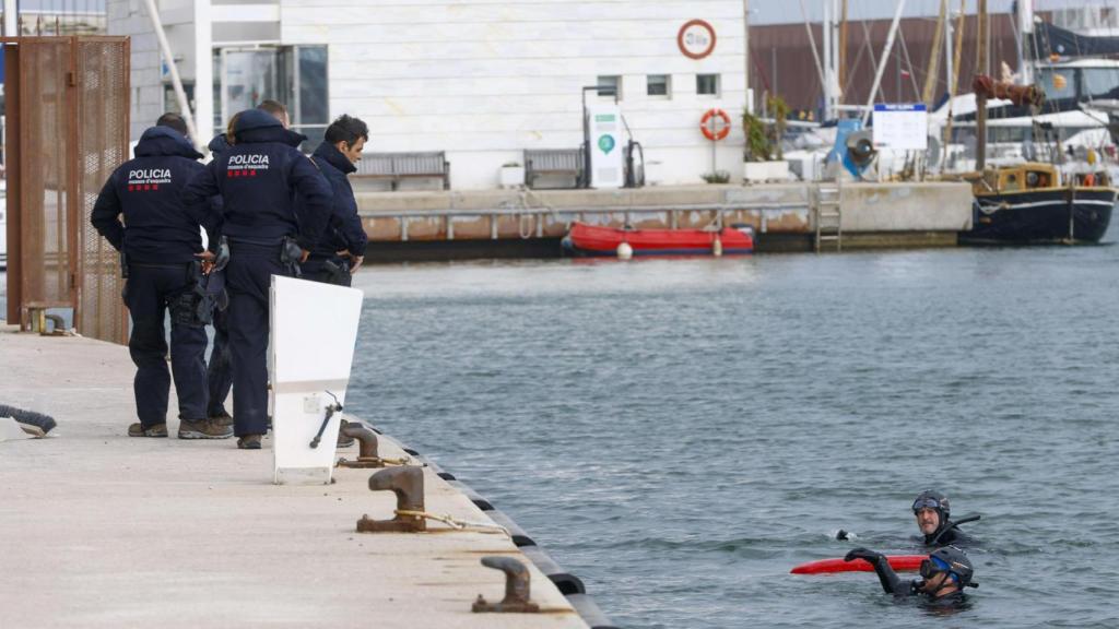 Los buzos de los Mossos d'Esquadra buscando el cuerpo de James Gracey, el joven estadounidense de 20 años que viajó a Barcelona a pasar unas vacaciones.