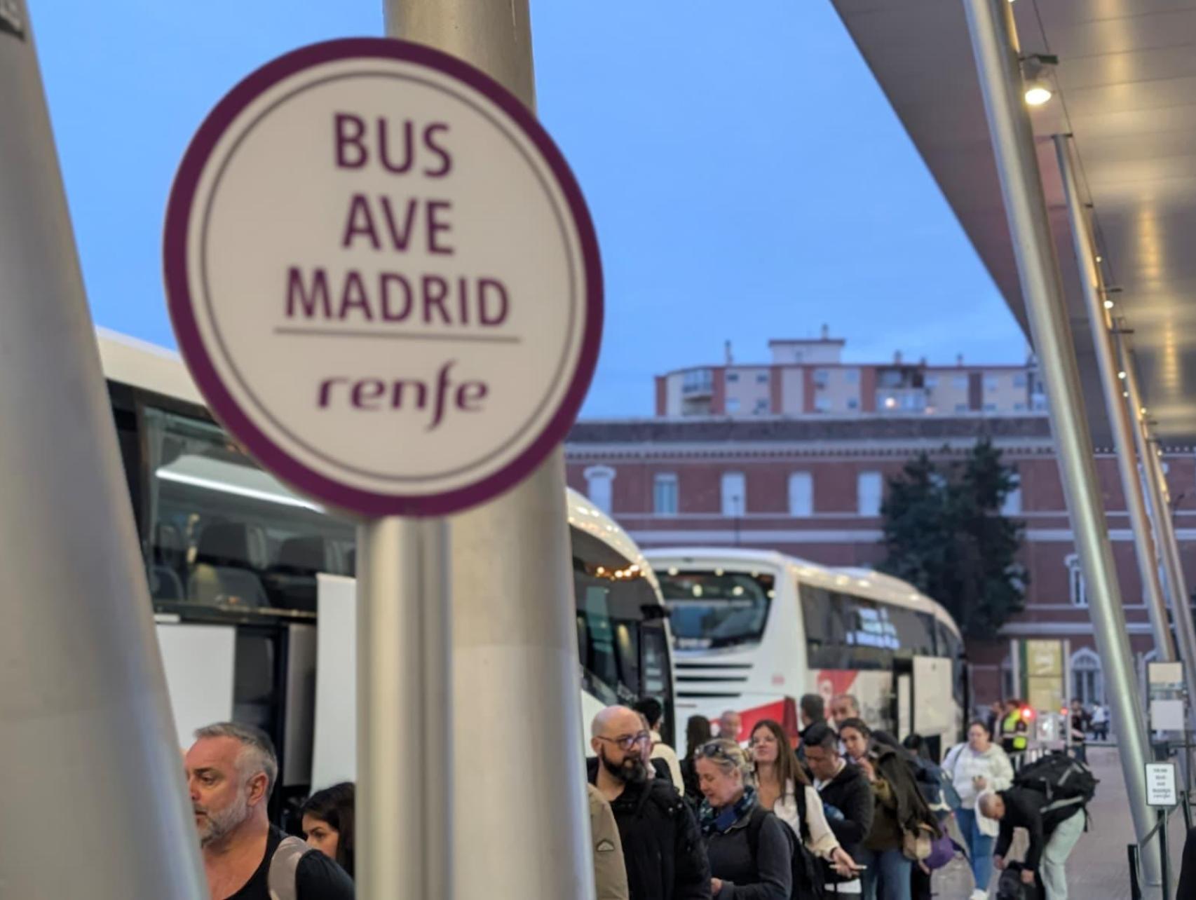 Pasajeros cogiendo el autobús lanzadera hasta Antequera.