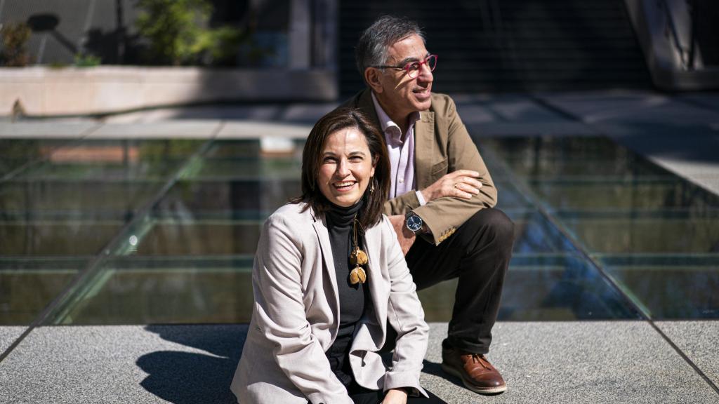 Los escritores posan delante del objetivo.