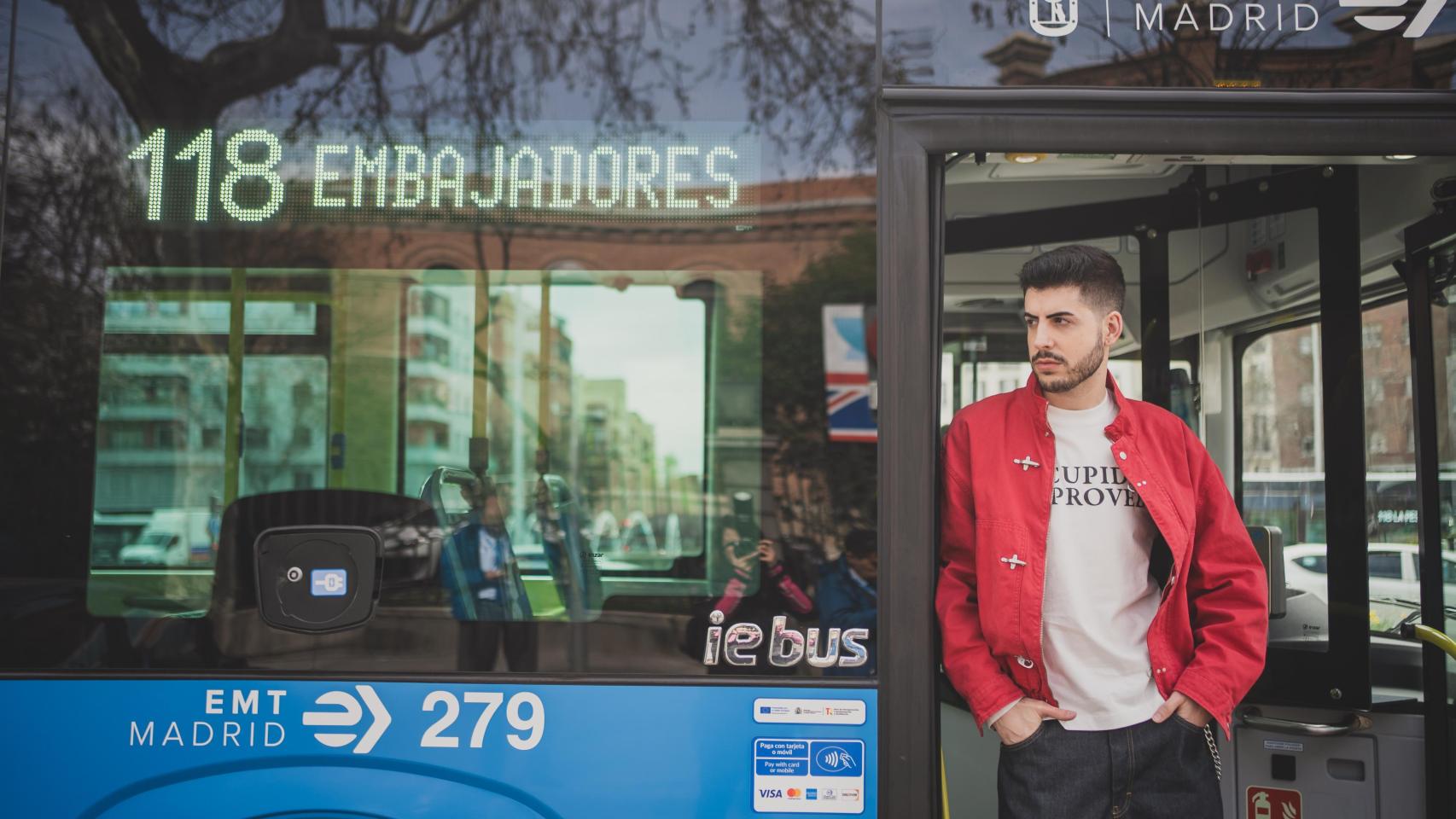 El artista madrileño Kalenn, posando para una entrevista de El Español