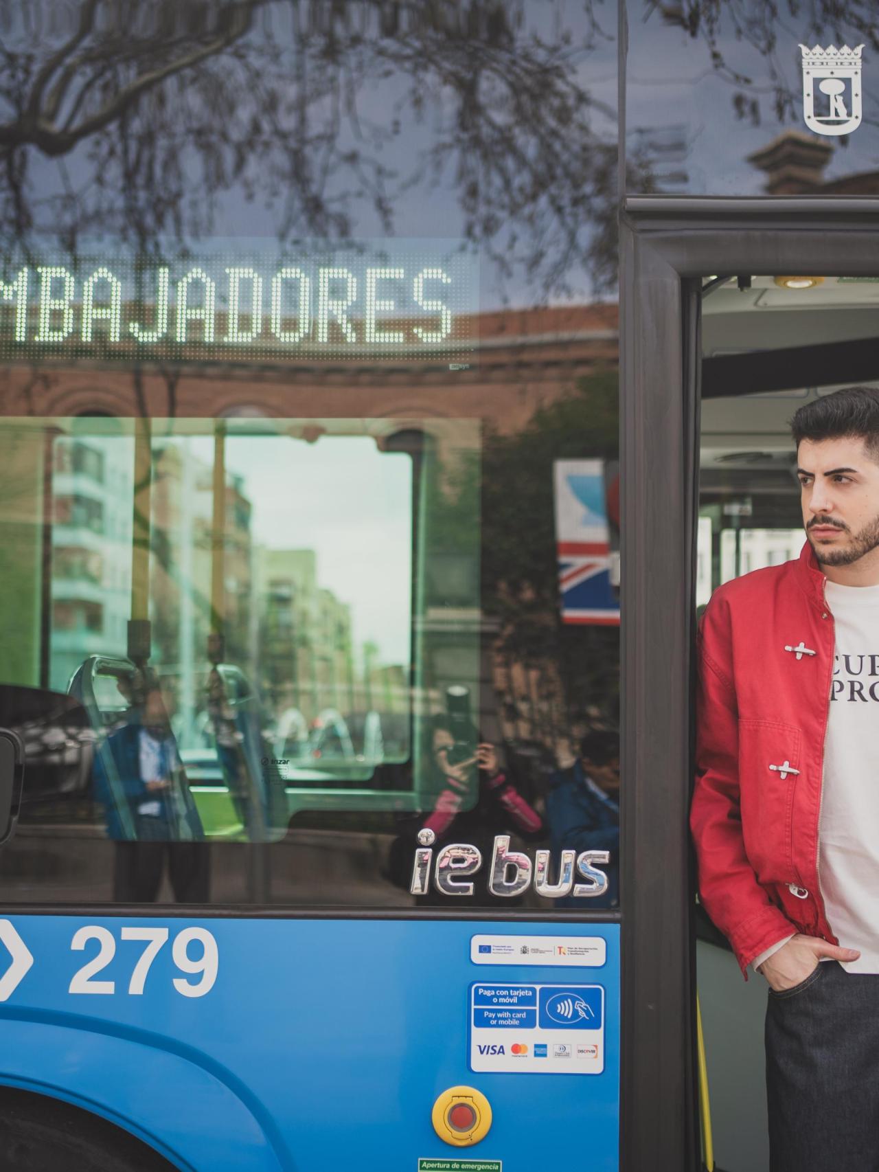 El artista madrileño Kalenn, posando para una entrevista de El Español