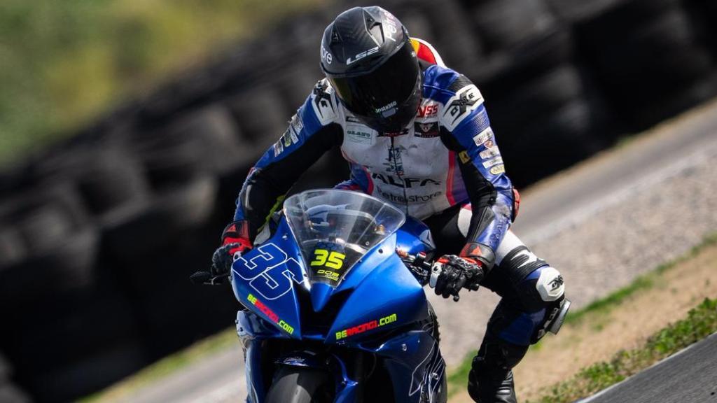 Miguel Bernal en una carrera de motos.