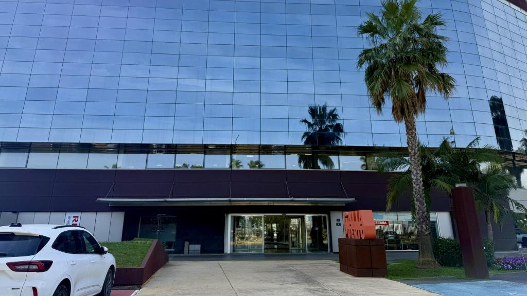 El edificio Galia Puerto, en Sevilla, donde Paco Salazar ha fijado el domicilio social de su nueva empresa: un coworking moderno, lleno de actividad tecnológica y oficinas compartidas, en el que, sin embargo, no hay rastro visible de su consultora ni de su presencia.