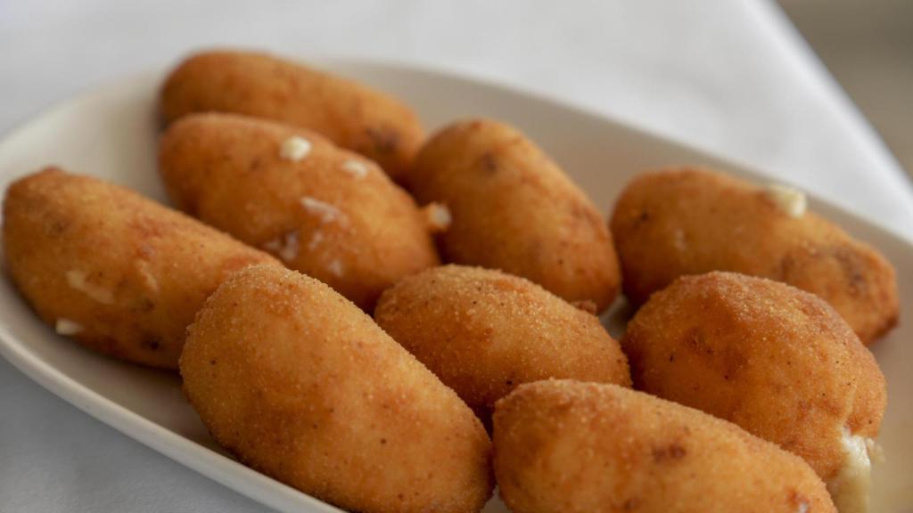 Un plato de croquetas.