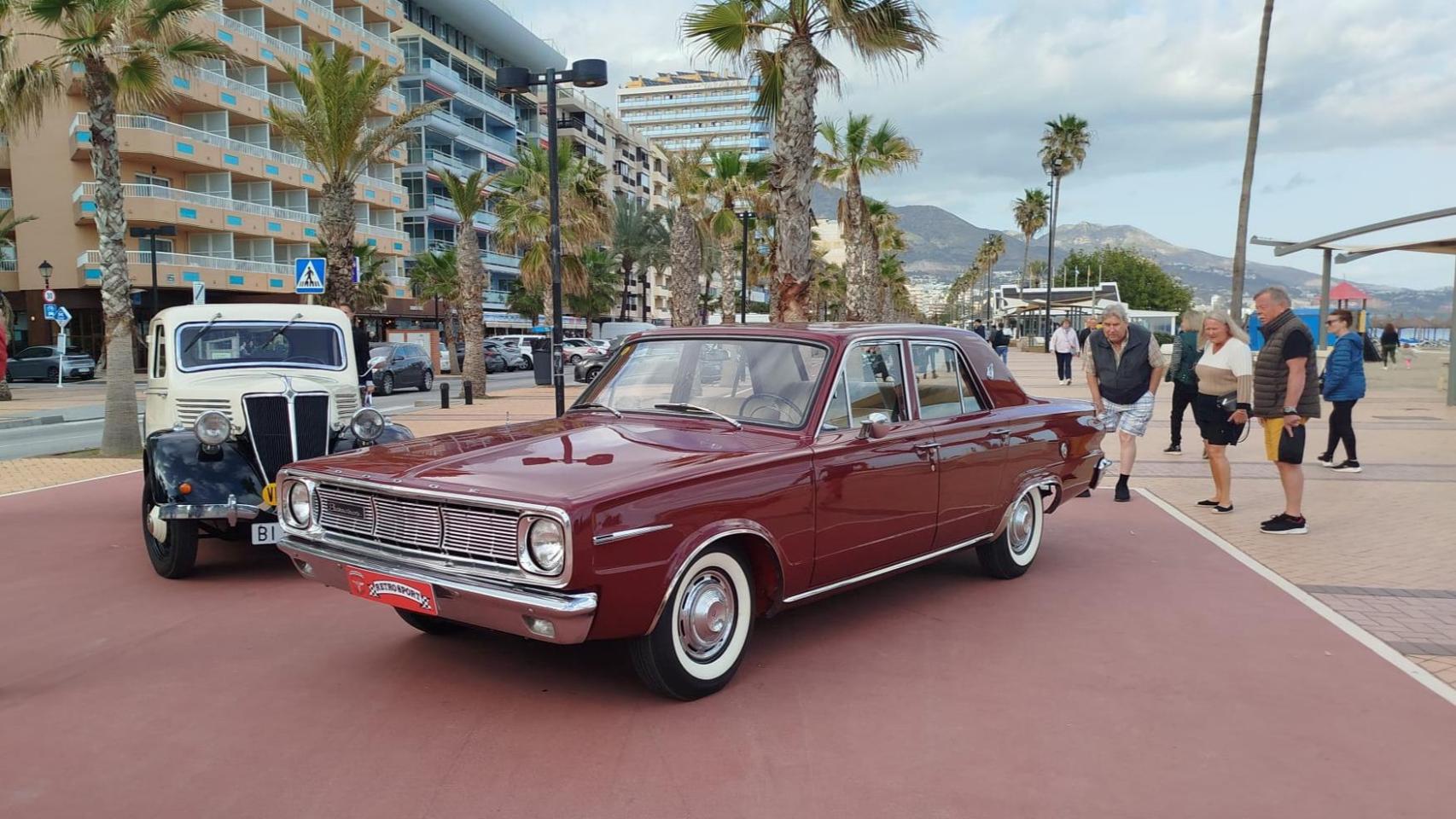 Coches clásicos expuestos en Fuengirola.