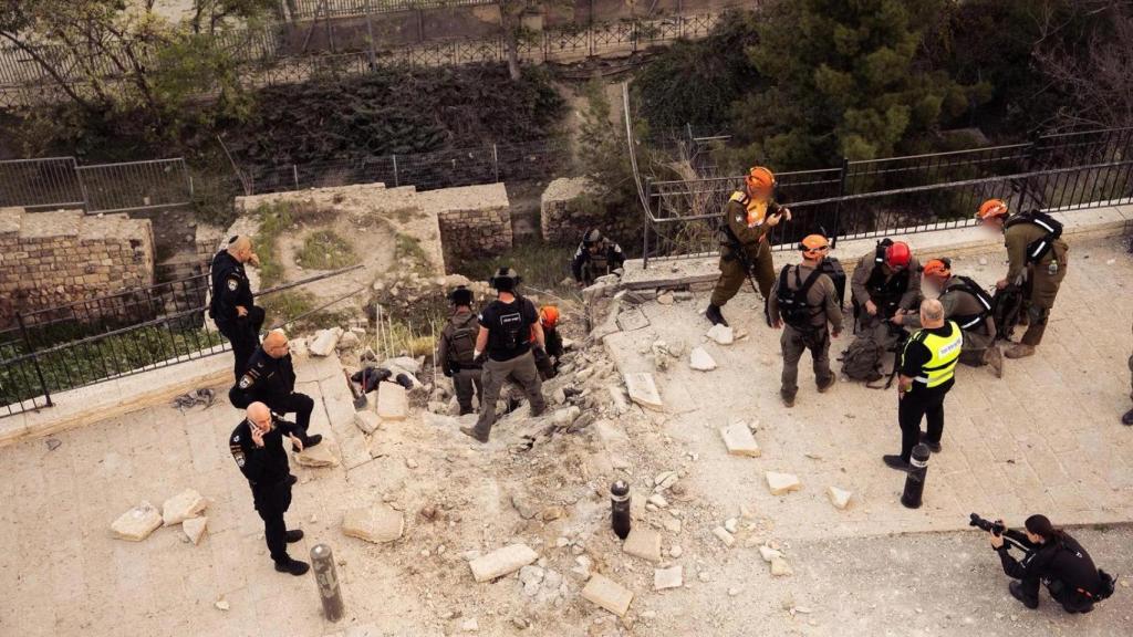 Israeli security personnel at the site where fragments of an intercepted Iranian ballistic missile hit the Jewish quarter of the Old City of Jerusalem this Friday.
