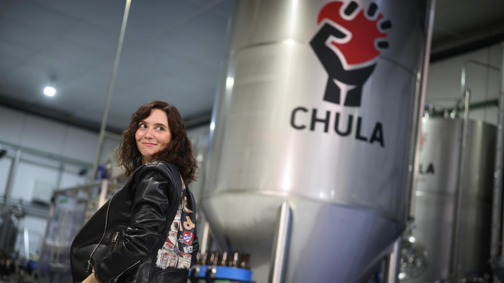 Isabel Díaz Ayuso, este viernes en una visita a la fábrica de Cervezas Chula, en Rivas.