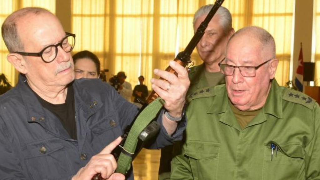 El cantautor de 79 años recibe un fusil de fabricación rusa.